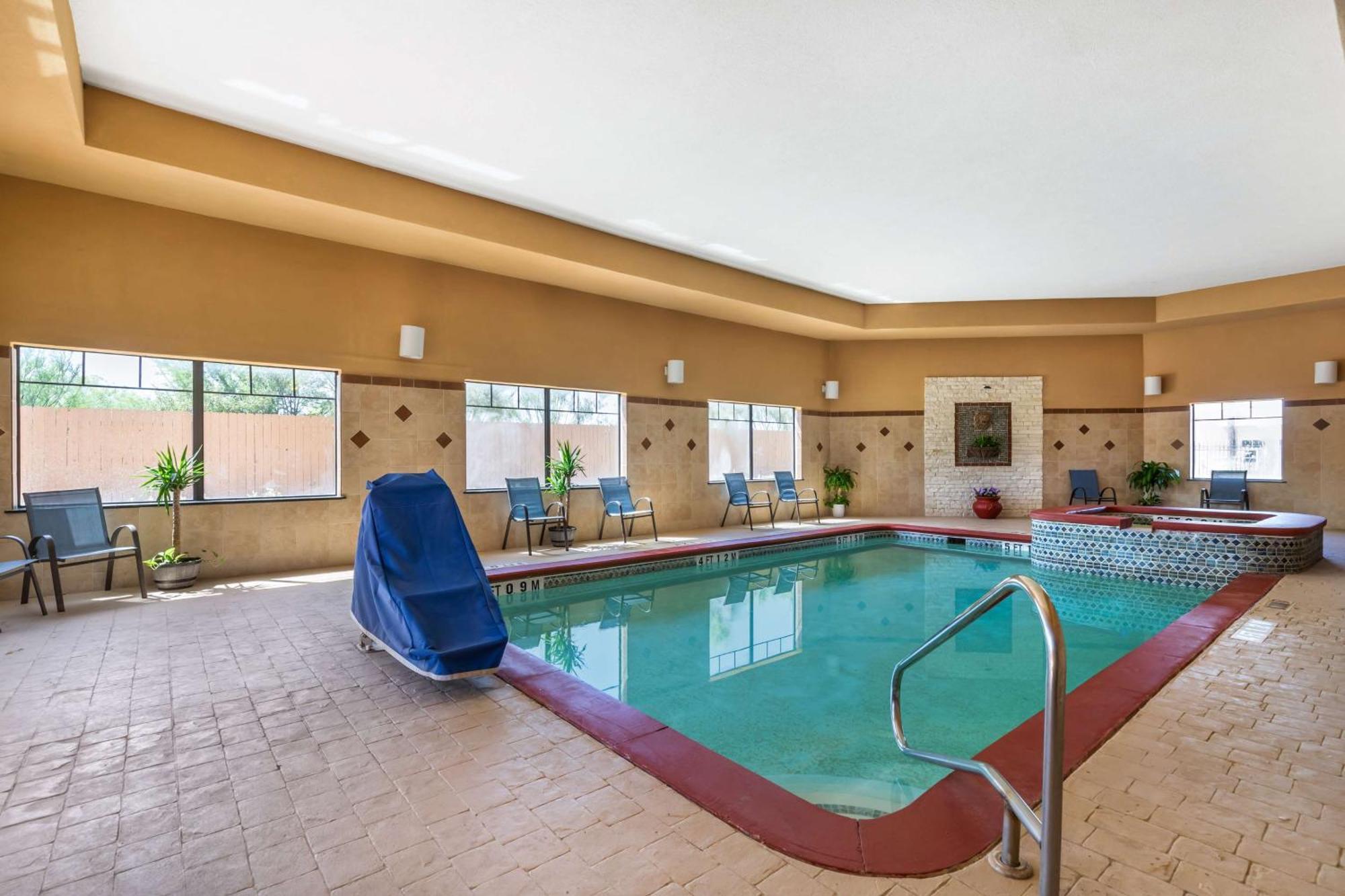 Best Western Plus Lytle Inn And Suites Exteriör bild