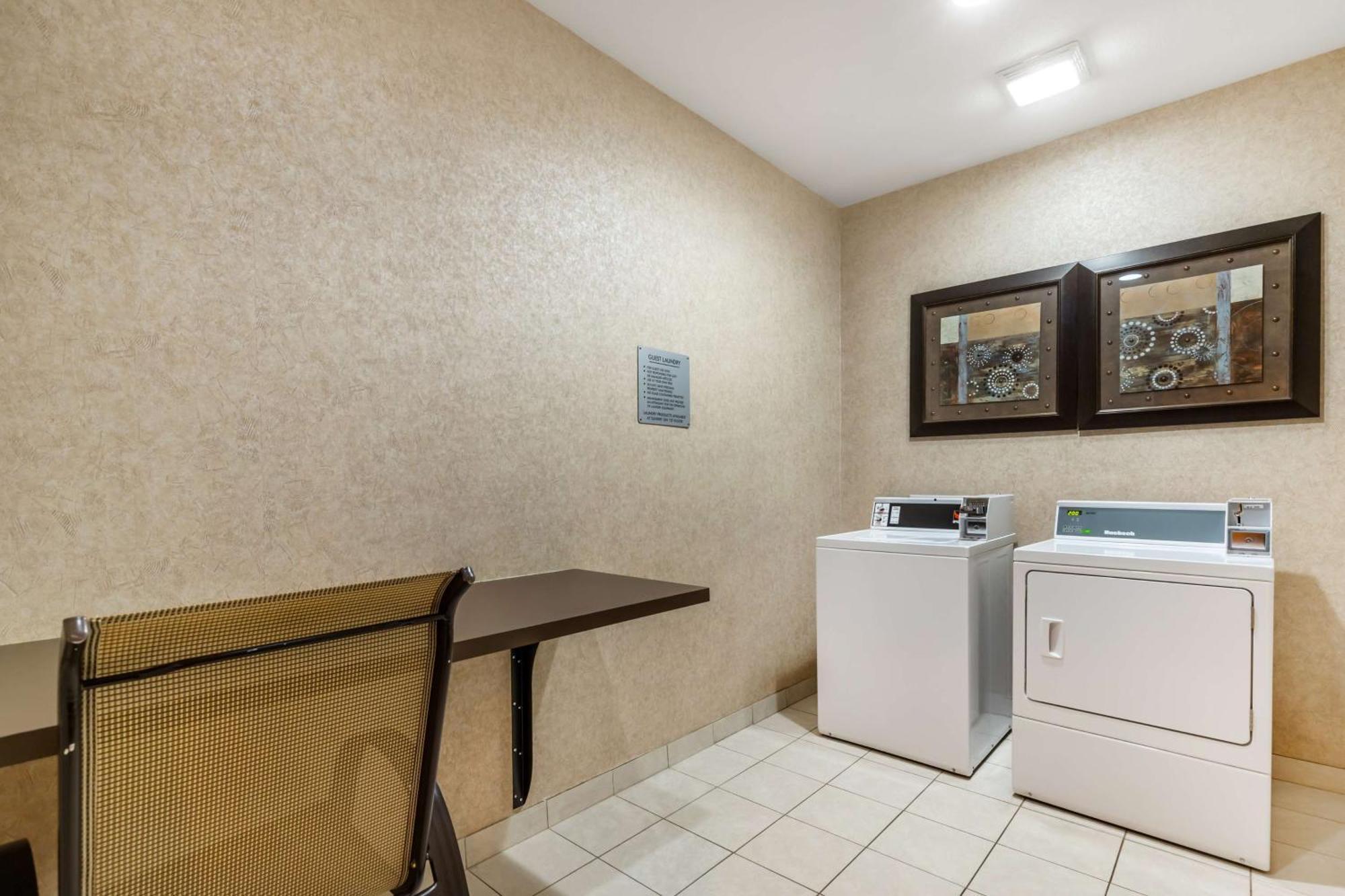 Best Western Plus Lytle Inn And Suites Exteriör bild