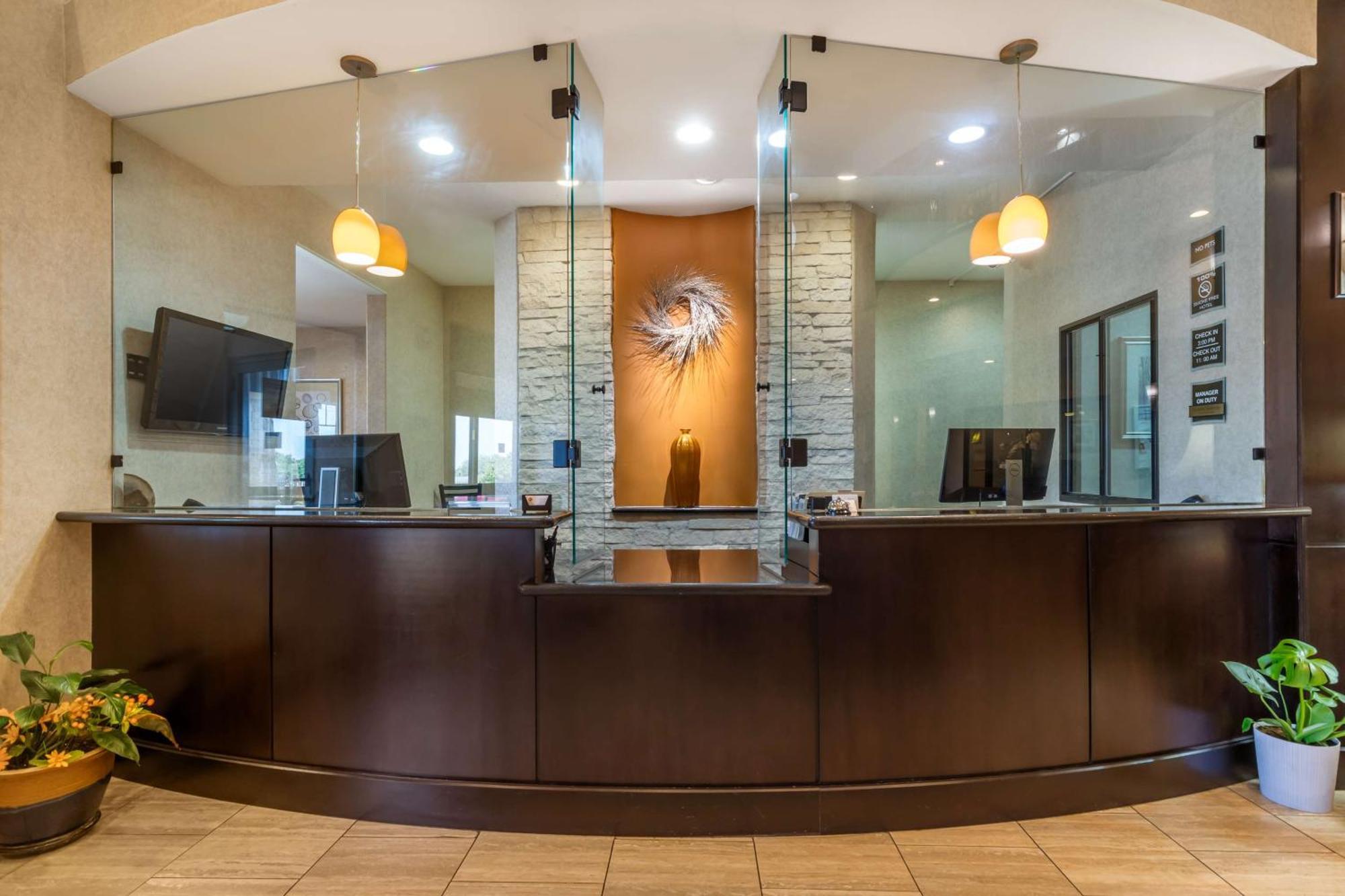Best Western Plus Lytle Inn And Suites Exteriör bild