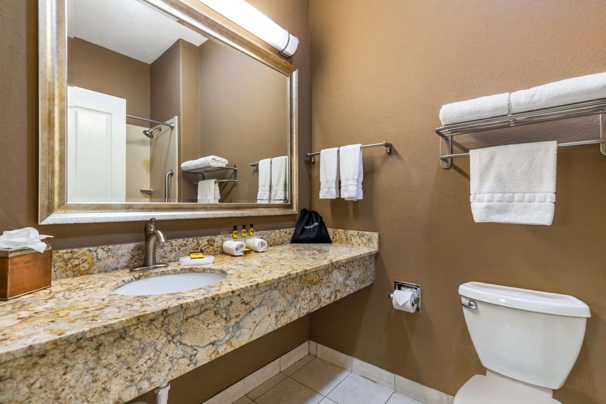 Best Western Plus Lytle Inn And Suites Exteriör bild