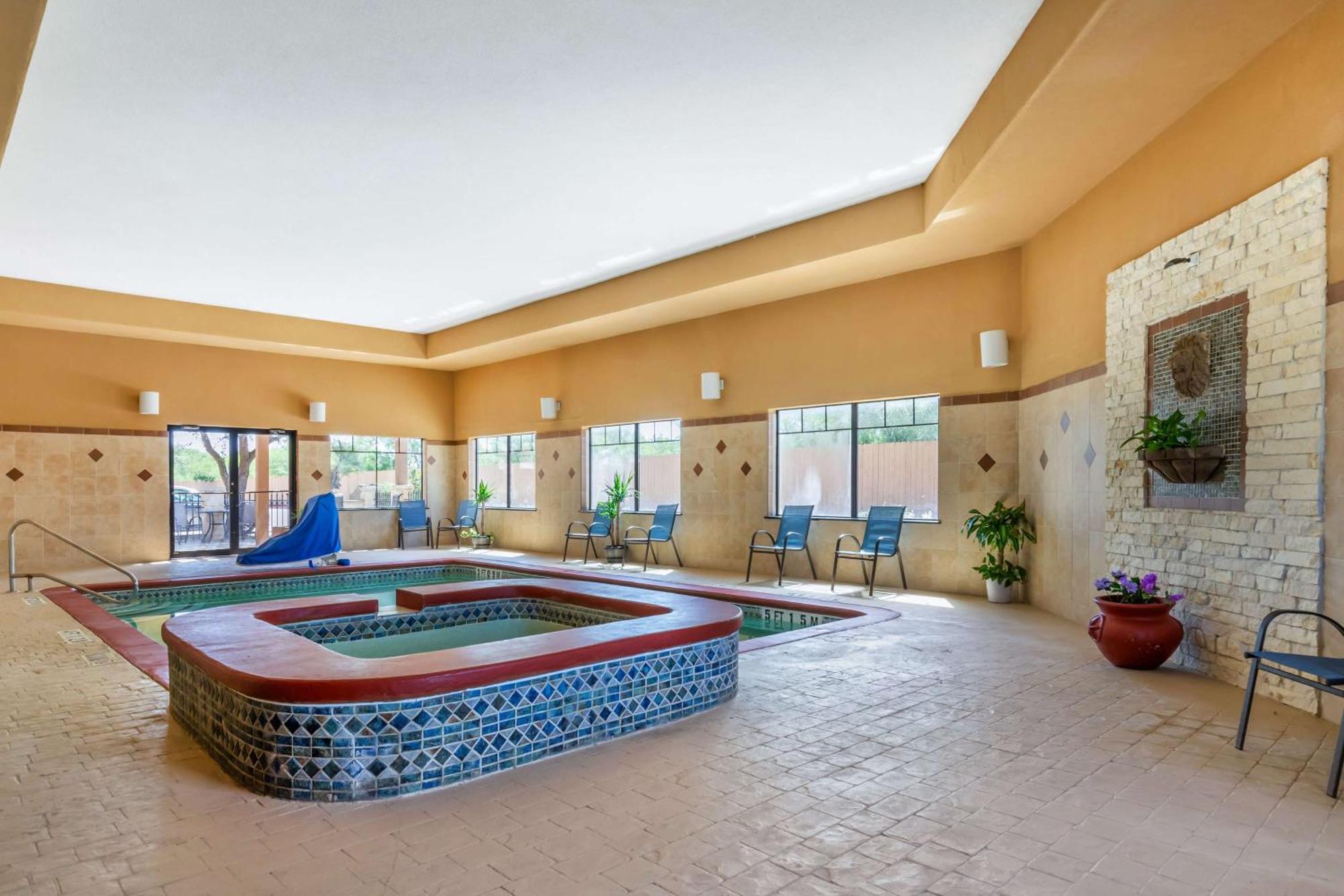 Best Western Plus Lytle Inn And Suites Exteriör bild
