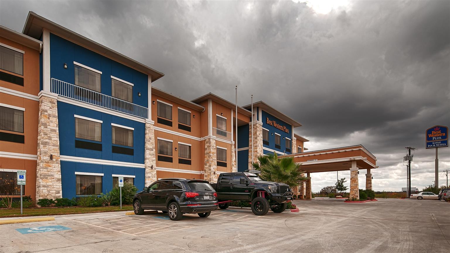 Best Western Plus Lytle Inn And Suites Exteriör bild